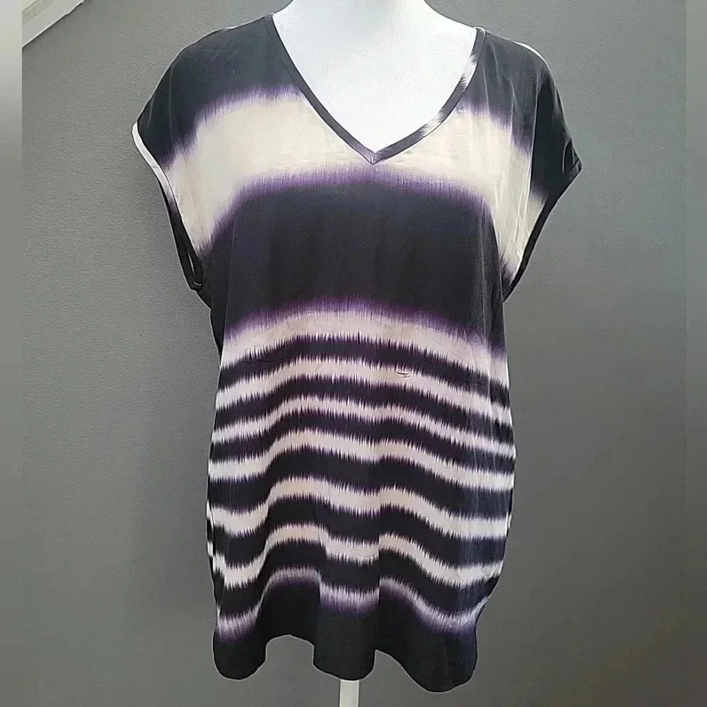 Trina Turk Size Medium 100% Silk V Neck Blouse Top Ombre Flowy Designer